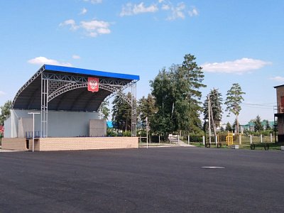 В селе Плешаново завершается благоустройство концертной площади